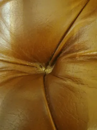 Sillón de cuero con reposapiés