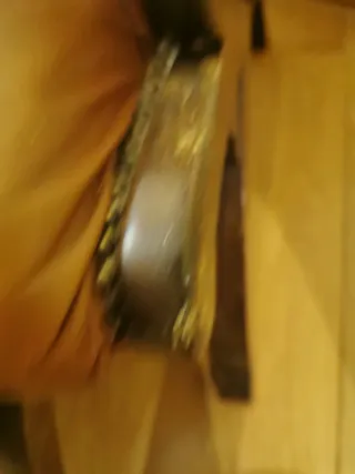 Sillón de cuero con reposapiés