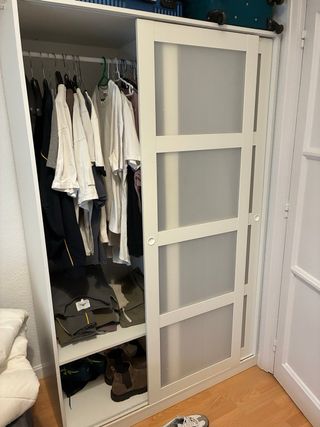 Guardaroba a porte scorrevoli bianco e grigio