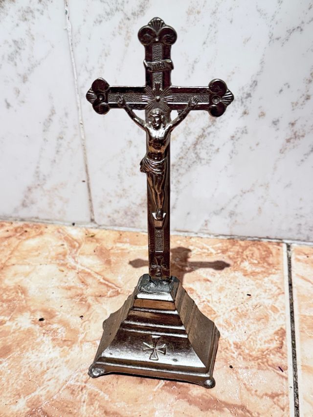 Crucifico da tavolo in metallo