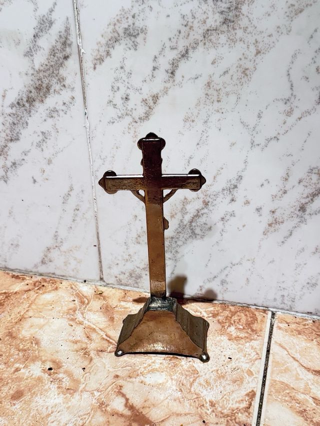 Crucifico da tavolo in metallo