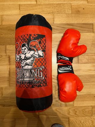 Saco de boxeo infantil y guantes rojos