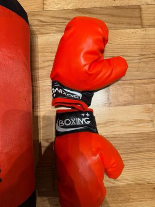 Saco de boxeo infantil y guantes rojos