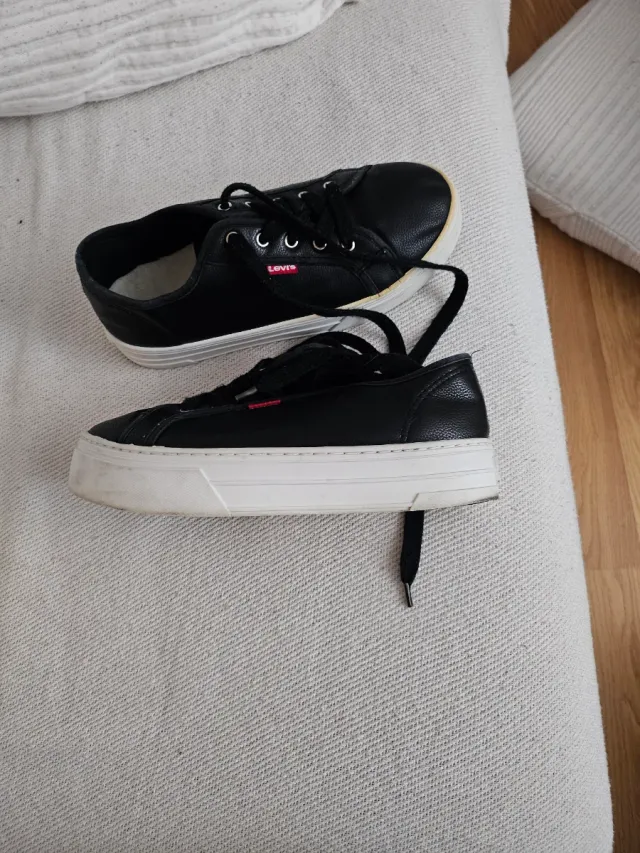 Zapatillas Levi's Negras, seminuevas,