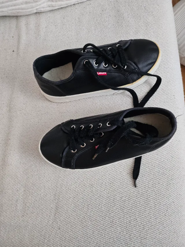 Zapatillas Levi's Negras, seminuevas,