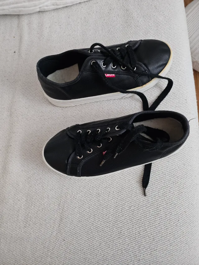 Zapatillas Levi's Negras, seminuevas,