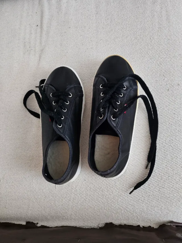 Zapatillas Levi's Negras, seminuevas,