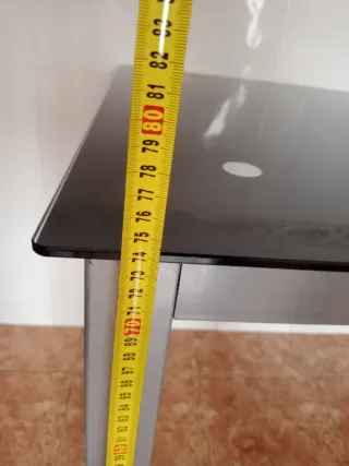 Mesa de comedor cristal negro y patas metal