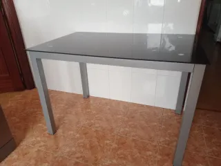 Mesa de comedor cristal negro y patas metal