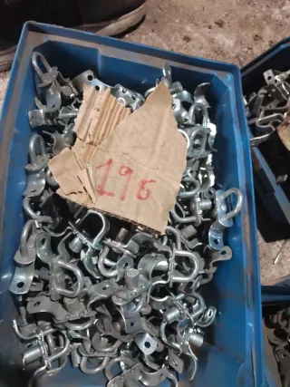 Distintos elementos para lonas de camión.