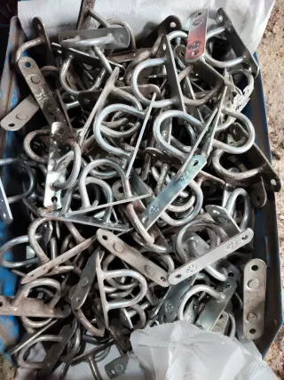 Distintos elementos para lonas de camión.