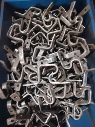 Distintos elementos para lonas de camión.