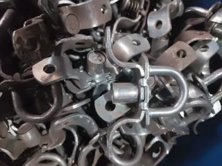 Distintos elementos para lonas de camión.