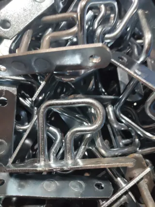 Distintos elementos para lonas de camión.