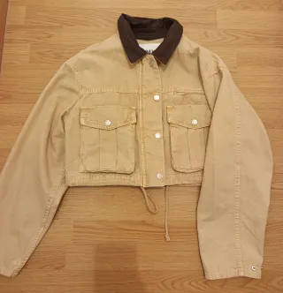 Cazadora crop beige cuello marrón
