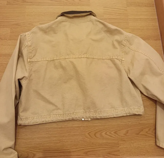 Cazadora crop beige cuello marrón