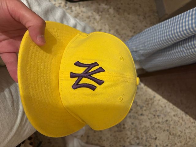 Gorra New Era NY Amarilla Morada