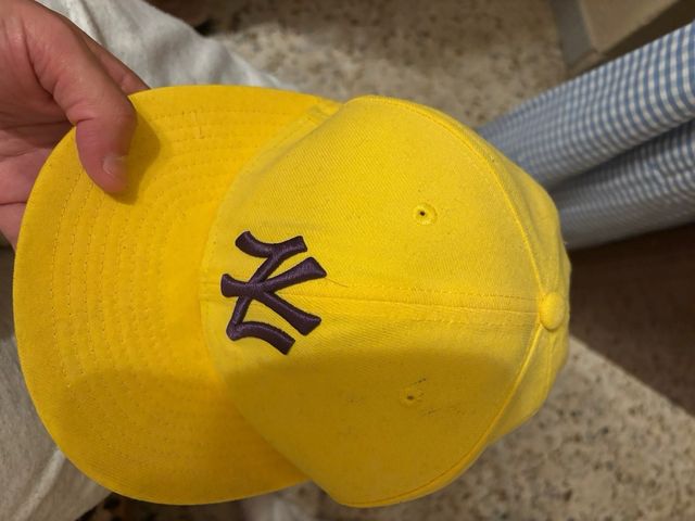Gorra New Era NY Amarilla Morada