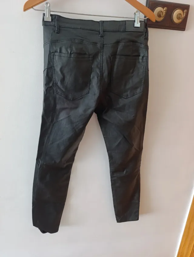 Pantalón efecto piel negro