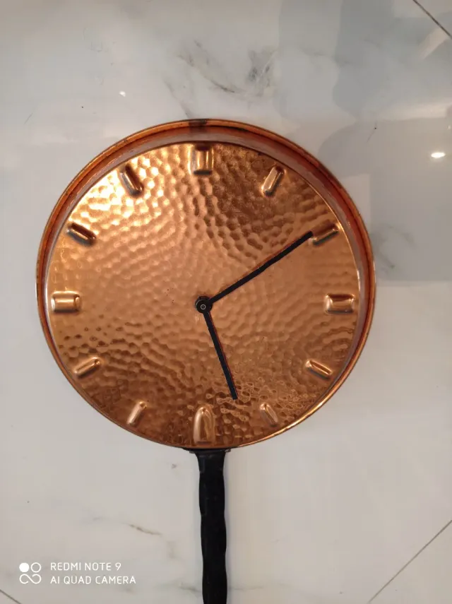 Orologio in rame martellato con manico