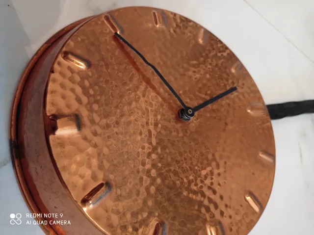 Orologio in rame martellato con manico