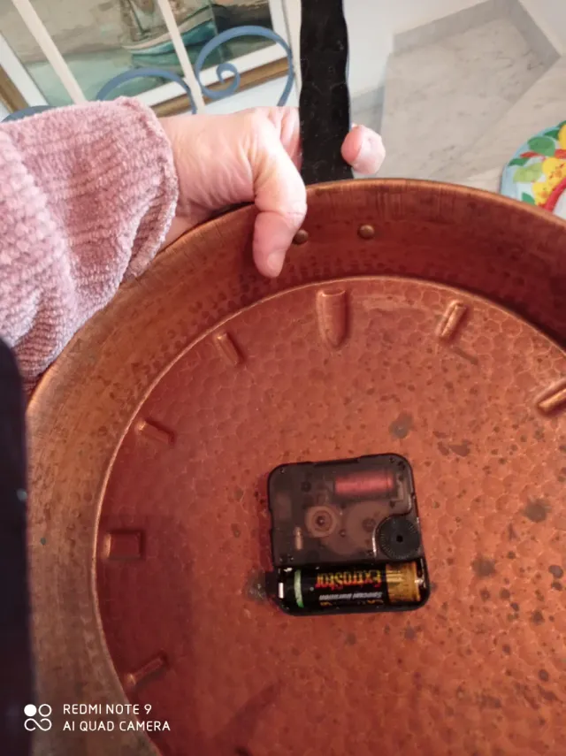 Orologio in rame martellato con manico