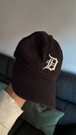 Gorra New Era Negra con Logo Blanco