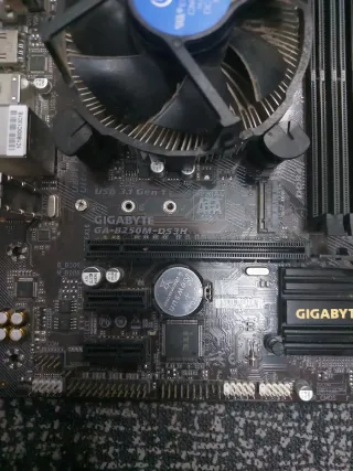 Placa Base Gigabyte GA-B250M-DS3H + Intel i5-7400