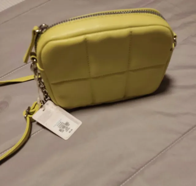 Bolso amarillo acolchado.