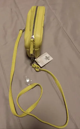 Bolso amarillo acolchado.