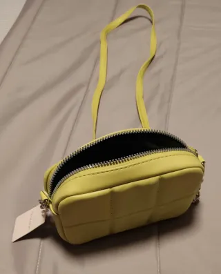 Bolso amarillo acolchado.