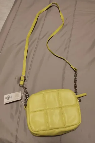 Bolso amarillo acolchado.