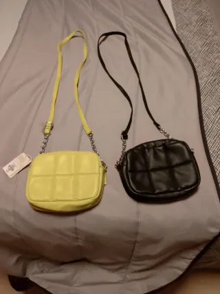 Bolso amarillo acolchado.