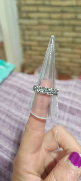 Anillo de plata con diseño floral