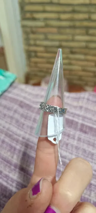 Anillo de plata con diseño floral