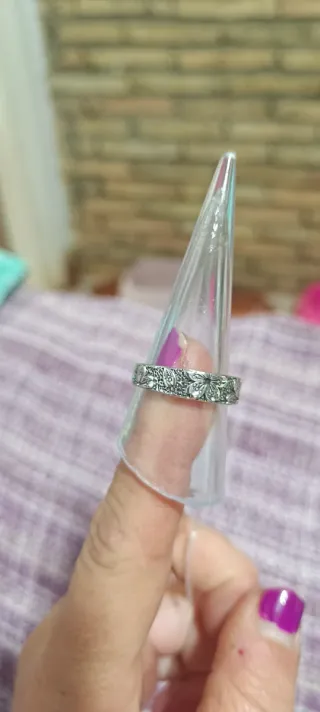 Anillo de plata con diseño floral