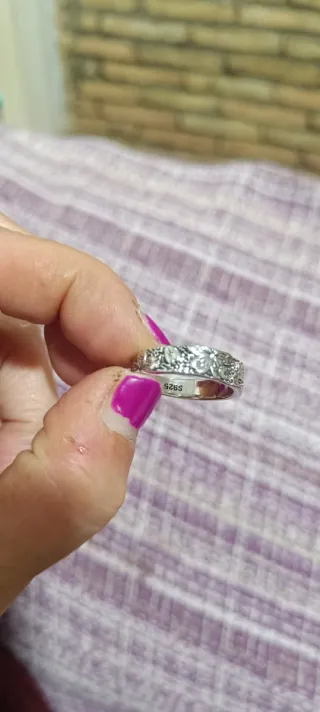 Anillo de plata con diseño floral