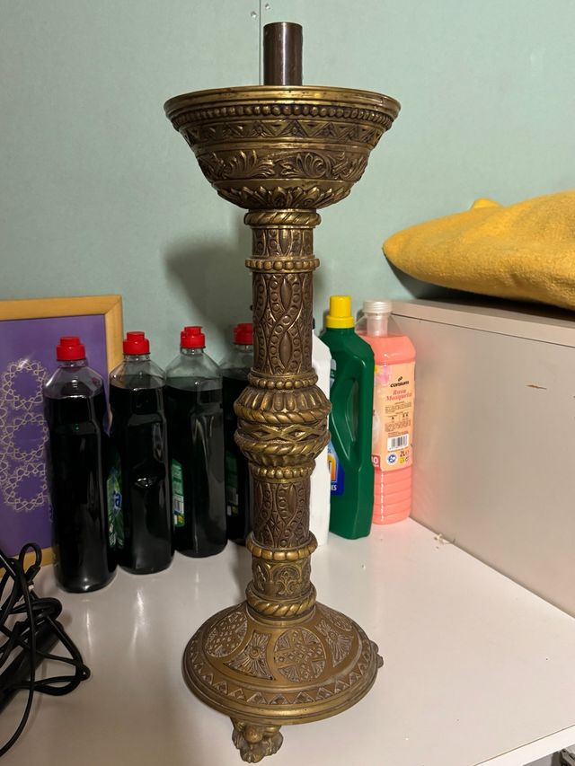 un candelabros dorados de metal