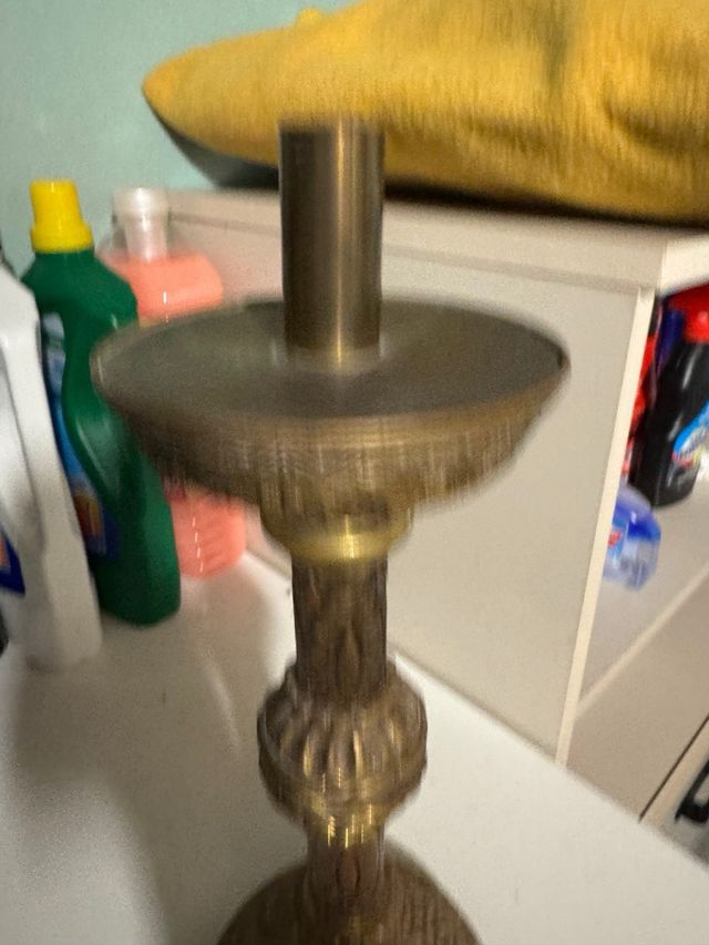 un candelabros dorados de metal