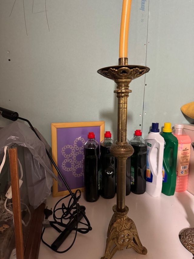 un candelabros dorados de metal