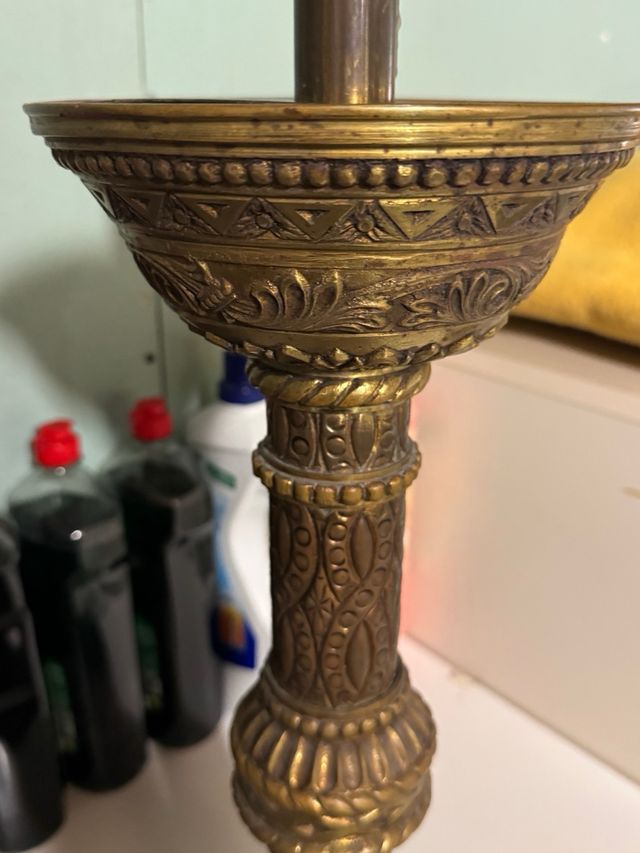 un candelabros dorados de metal