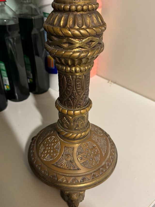 un candelabros dorados de metal