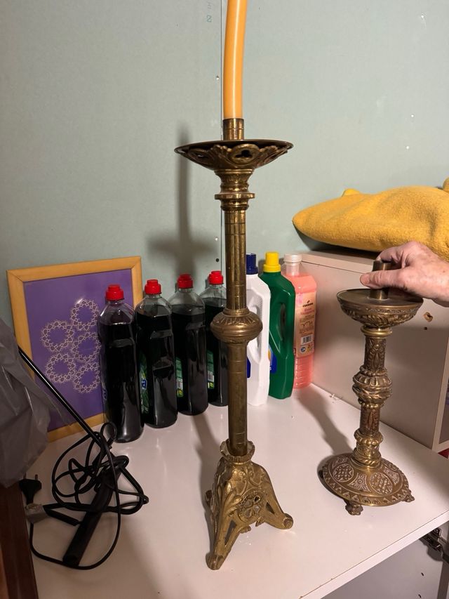 un candelabros dorados de metal