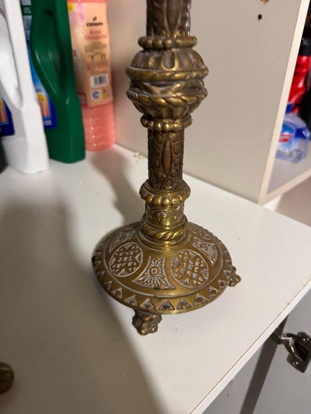 un candelabros dorados de metal