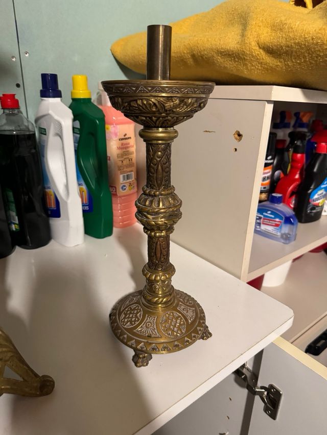 un candelabros dorados de metal