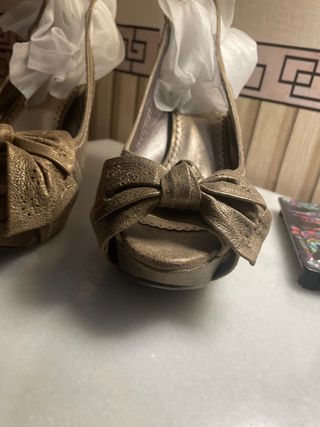 Zapatos de lujo dorados con lazo