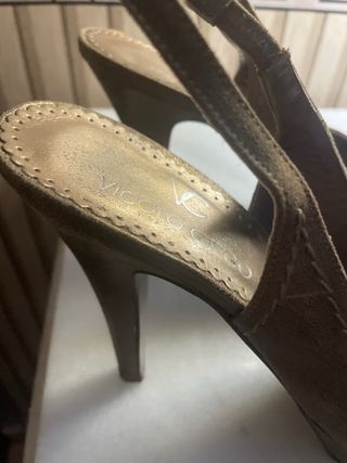 Zapatos de lujo dorados con lazo