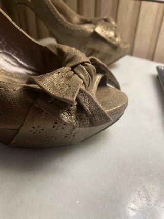 Zapatos de lujo dorados con lazo