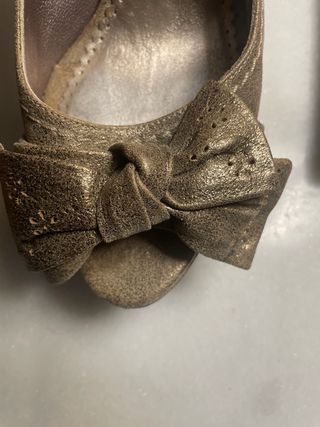 Zapatos de lujo dorados con lazo