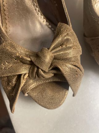 Zapatos de lujo dorados con lazo